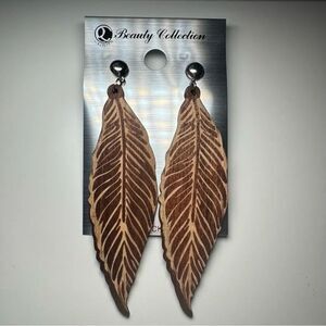 3For$20 Beauty Colletction Brown/Tan Carved Feather Wood Stud Earrings